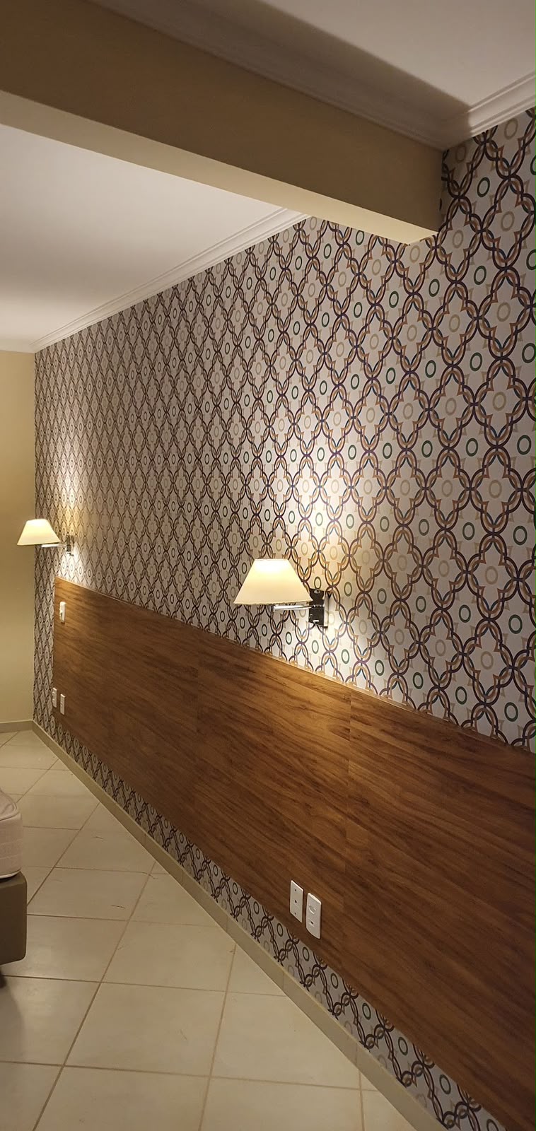 Suíte · geométrico com painel de madeira