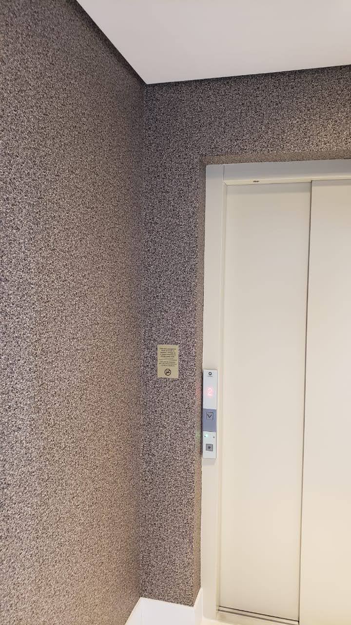 Hall de elevador · textura granito em tom carvão