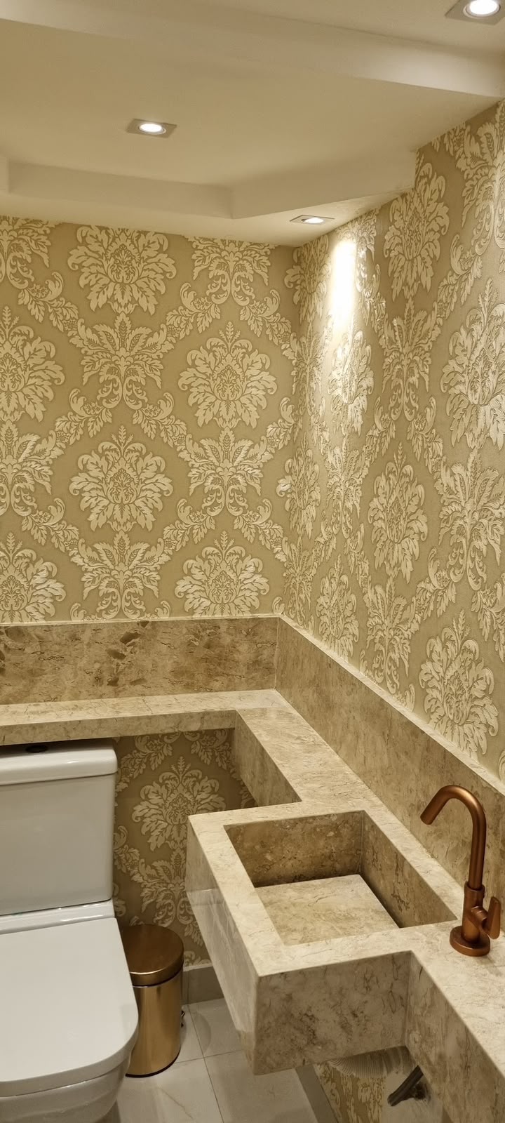 Lavabo · damasco dourado com mármore