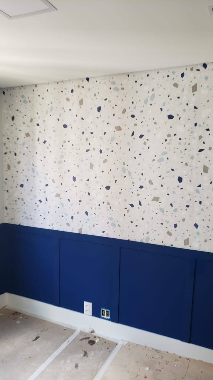 Quarto infantil · estampa terrazzo com boiserie azul