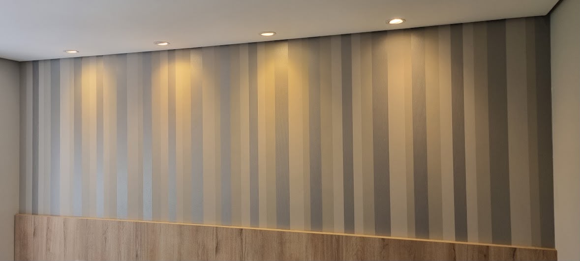 Hall · listras amplas com rodapé de madeira
