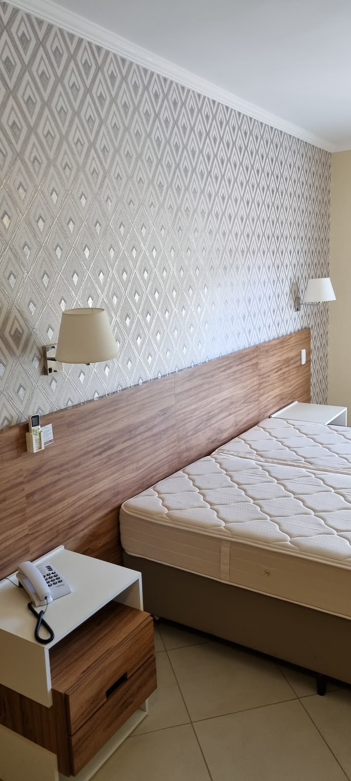 Quarto · losangos neutros com cabeceira de madeira