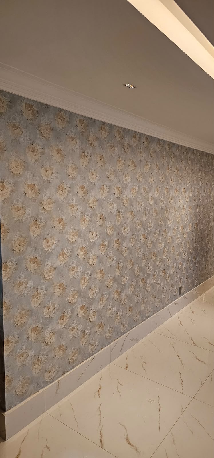 Corredor · floral clássico em tom areia